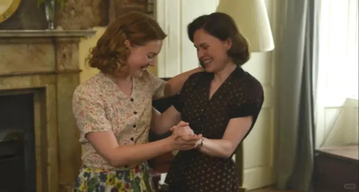 Tell It to the Bees (2018) – Lesbian Period Romance Set in 1950s Scotland 6