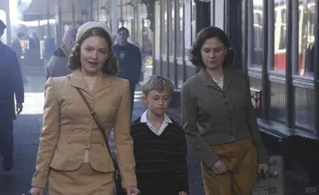 Tell It to the Bees (2018) – Lesbian Period Romance Set in 1950s Scotland 6