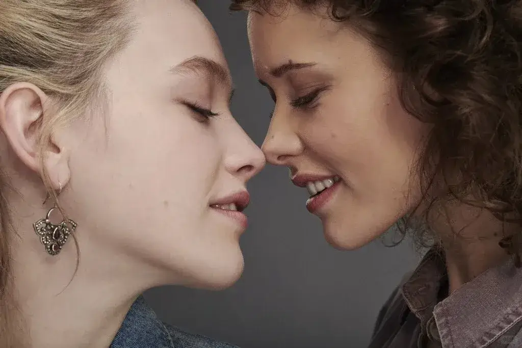 Best Lesbian Series on Netflix 7 The Haunting of Bly Manor (2020)