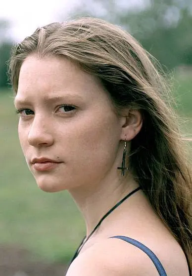 Albert Nobbs (2011) Review: A Quiet Queer Period Drama About Loneliness and Love 5 Mia Wasikowska